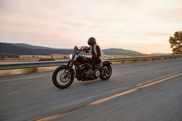 Quels sont les avantages des suspensions réglables pour une moto de touring comme la Honda Gold Wing ?